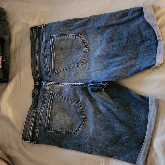 Bermuda stretch shorts - Picture 2 of 3